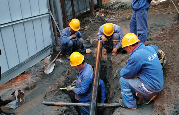 成都燃氣打響平安社區百日攻堅行動危舊管線更新改造第一槍