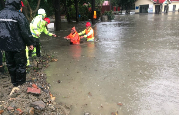 成都燃氣“管網衛士”在大雨中與時間賽跑2_meitu_51.jpg