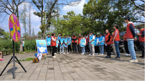 弘揚雷鋒精神  攜手點亮城市美